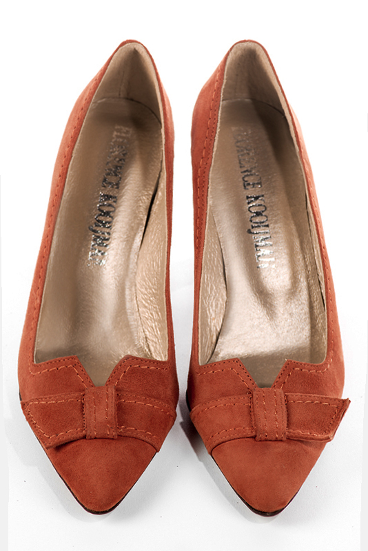 Terracotta orange women's dress pumps, with a knot on the front. Tapered toe. High kitten heels. Top view - Florence KOOIJMAN